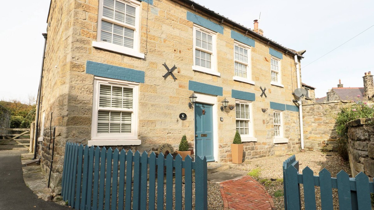 Cloughton House | THE NOOK AT 29 HIGH STREET, pet friendly, with hot tub in Burniston