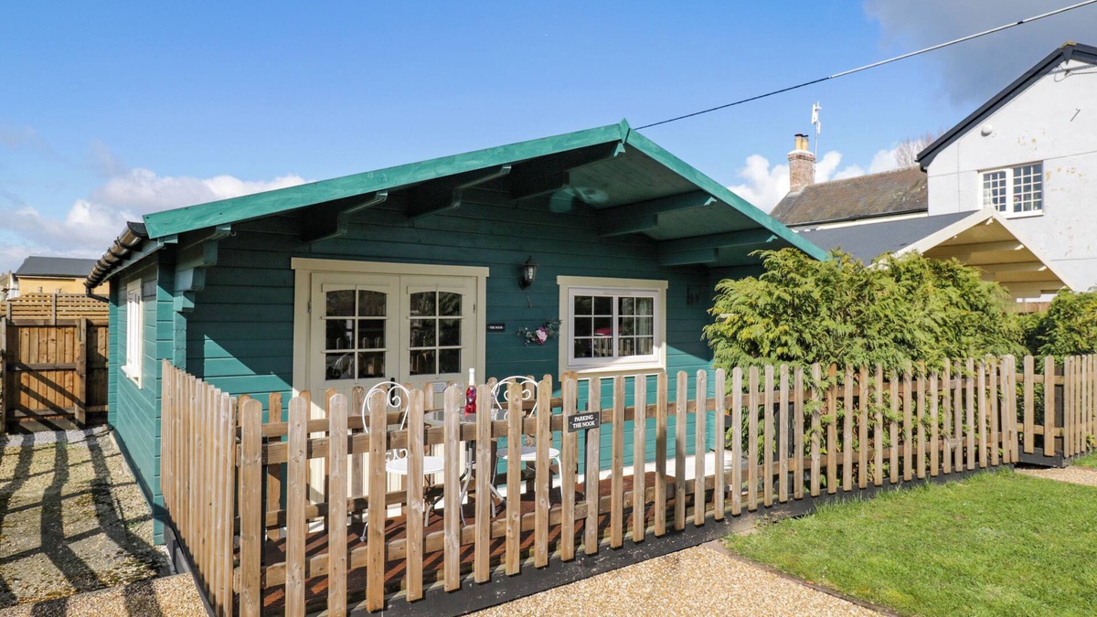 Bushton Cottage | THE NOOK, pet friendly, with a garden in Royal Wootton Bassett