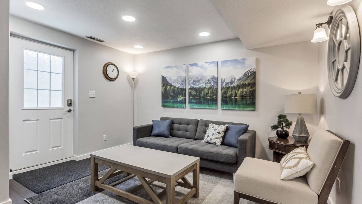 Lakeview Apartment | The Nook – Stylish Basement Stay - Waffles too!