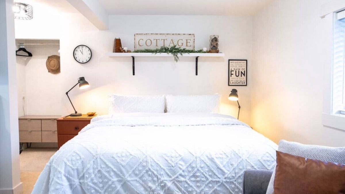 Harrison Hot Springs Apartment | The Nook | Top Floor Suite with Mountain View