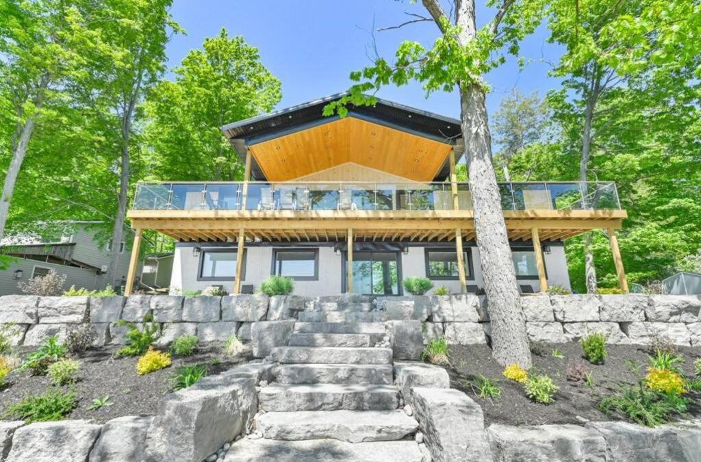 Centre Hastings Villa | The North Shore - Waterfront Cottage