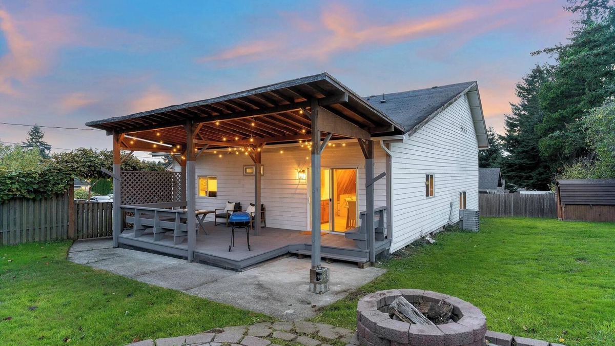 Eastside House | The NorthWest Vibes 6bd/3ba w/GameRoom Covered String Light Deck w/BBQ&Firepit