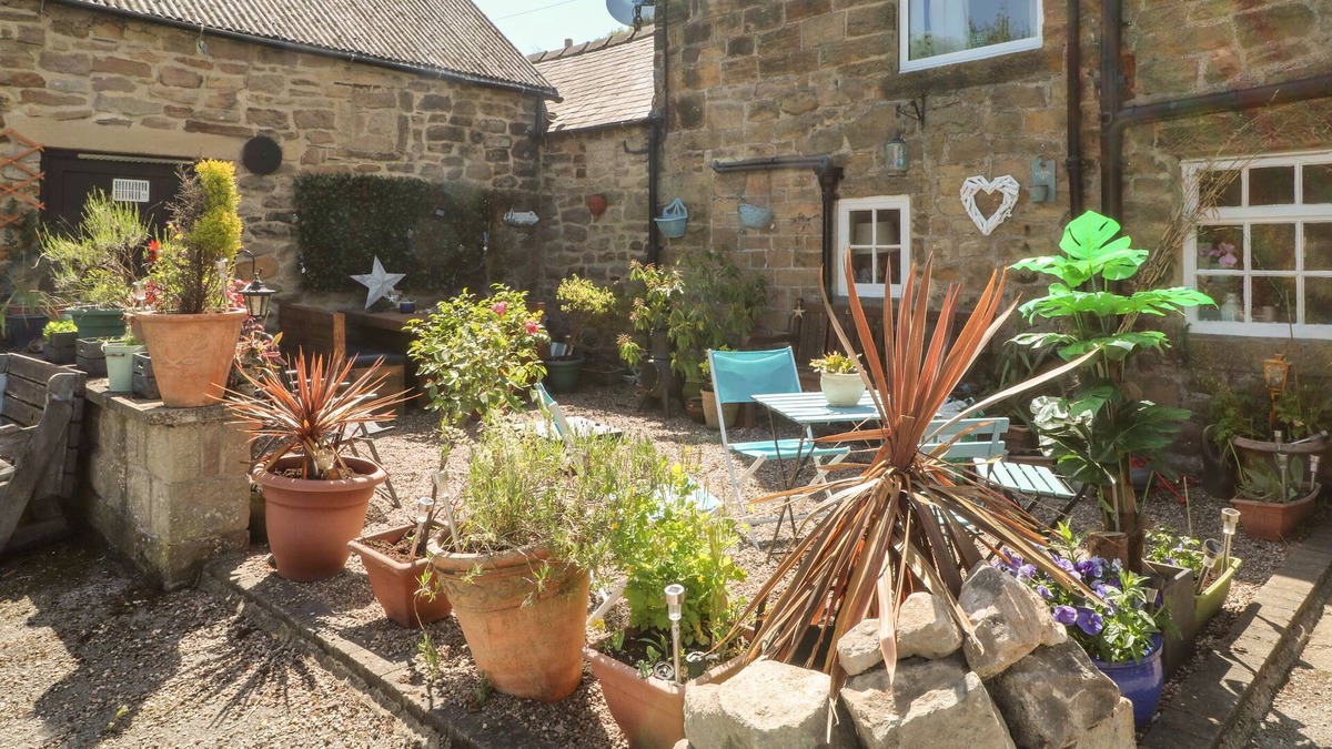 Tansley Apartment | THE OAK APARTMENT, pet friendly, character holiday cottage in Tansley