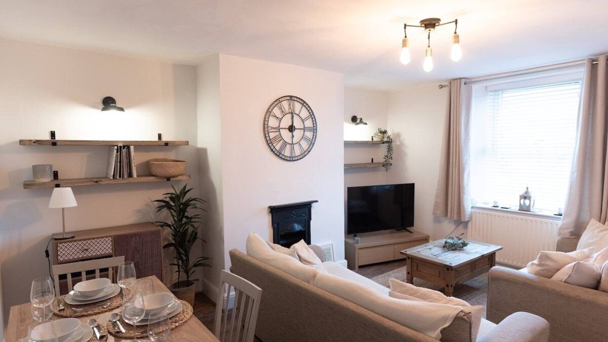 Deepcar House | The Oak Cottage: Charming house