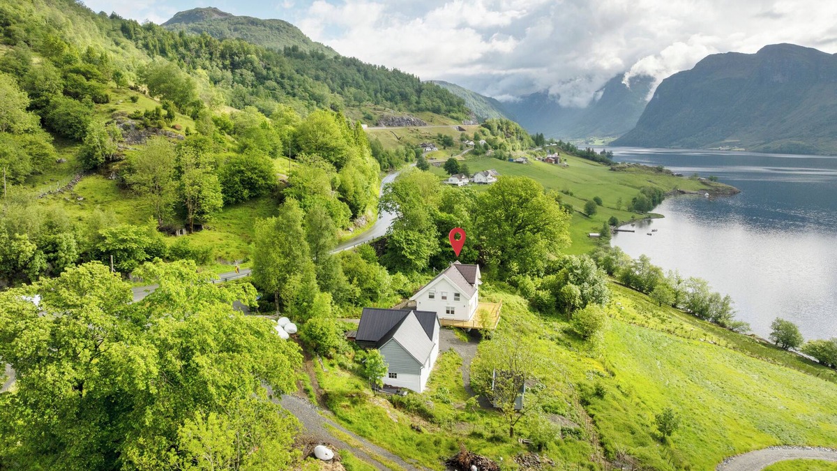 Etne House | The Oak Courtyard - Charming 3-bedroom estate in Etne, Vestland