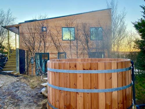 Mosfellsbaer Villa | The Oak house - Designers private Northern lights geothermal Villa