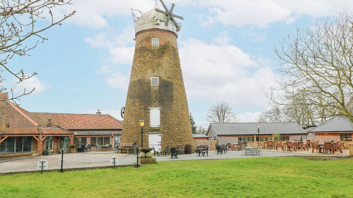 Wymondham Cottage | THE OAK ROOM - WINDMILL COUNTRY RETREATS, pet friendly in Buckminster