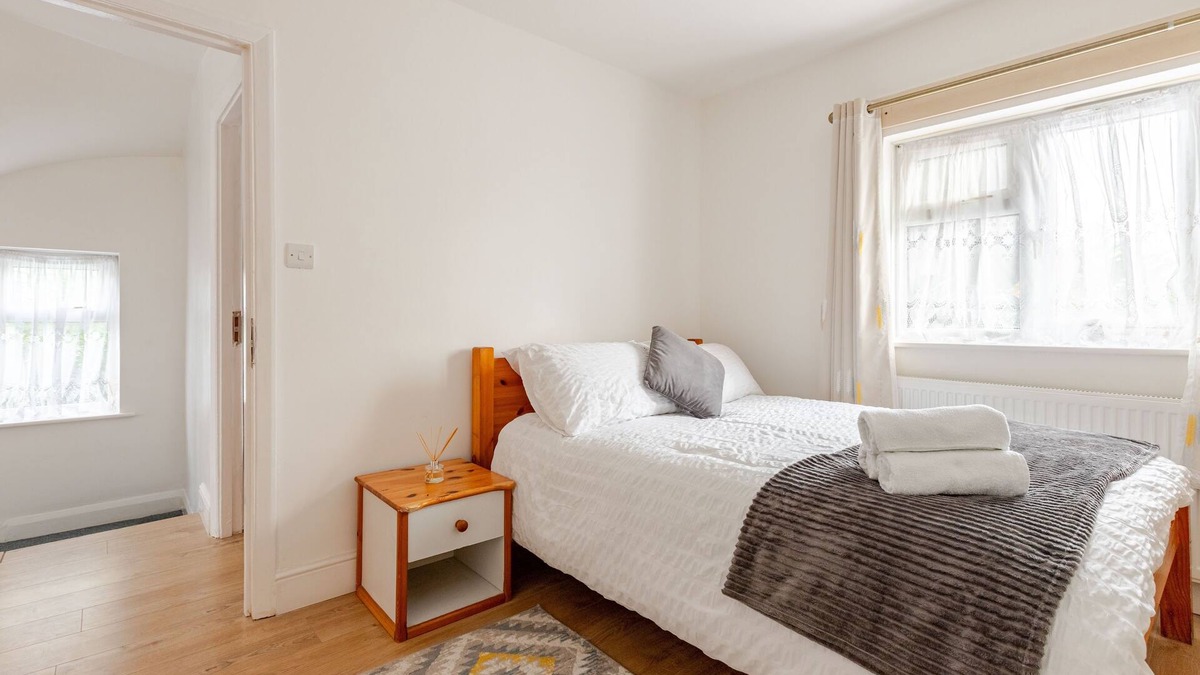 Alperton Apartment | The Oakland, Spacious 3-Bed Flat with Fast WiFi, Free Parking & Self Check-In