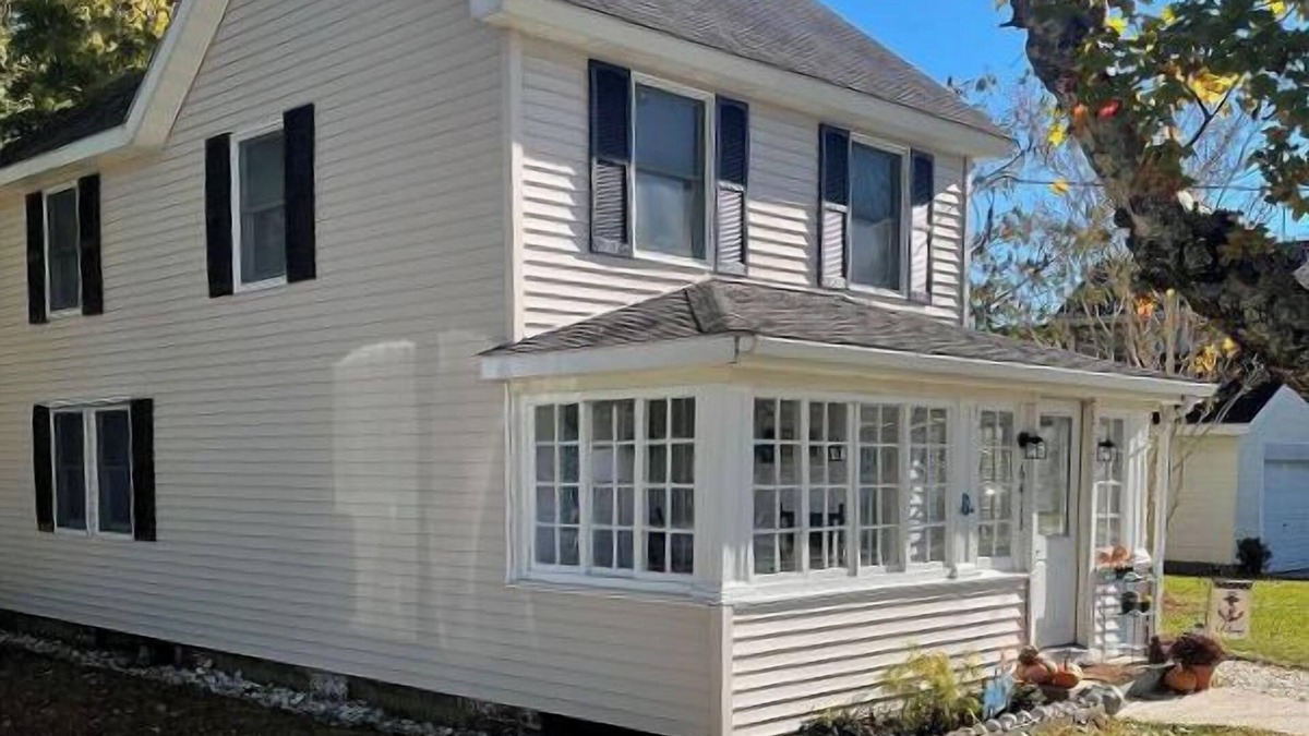 Chincoteague House | The Oaks - 2BR Island home close to town & shopping. Linens provided!
