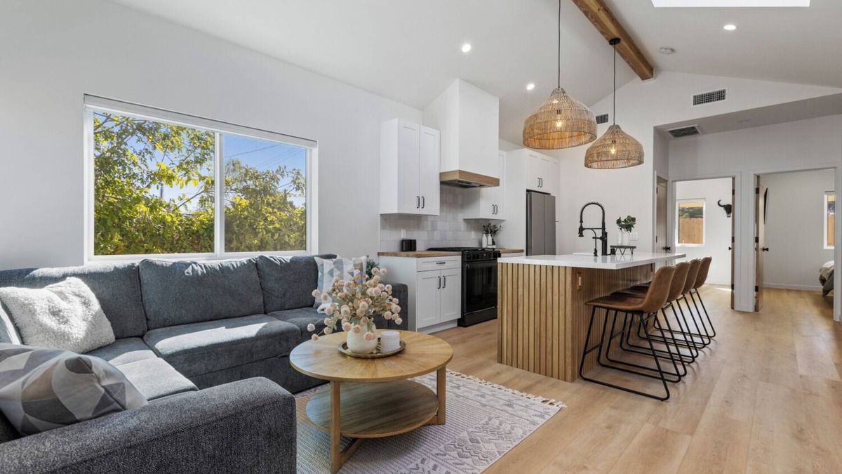 Thousand Oaks House | The Oaks. A Luxury New Build In Thousand Oaks with AC, WiFi, Fire Pit, Fast WIFI