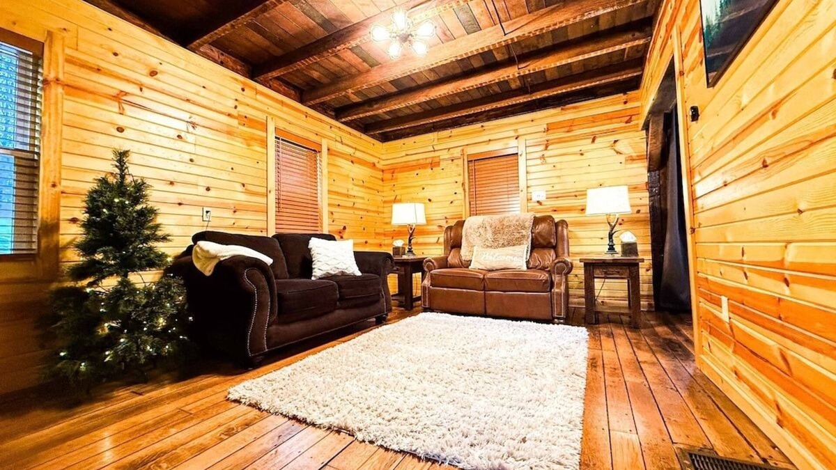 Dundee House | The Oaks | Cozy 1920s Farmhouse | Hot Tub