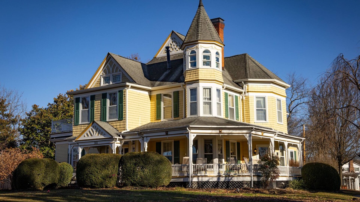 Christiansburg Bed & Breakfast | The Oaks Victorian Inn