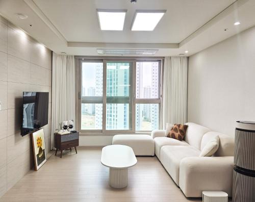 Yeonsu-gu Apartment | The Ocean Loft 3Room