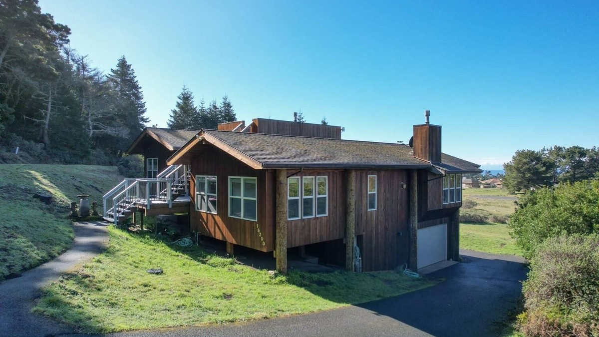 Manchester House | The ocean meets the meadow at the forest's edge. Private beach. Soak under stars