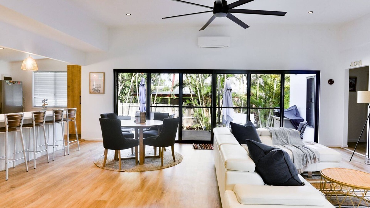 Agnes Water House | The Ohana Hut - 2 bed 2 bath Air conditioned home in town center - walk to beach
