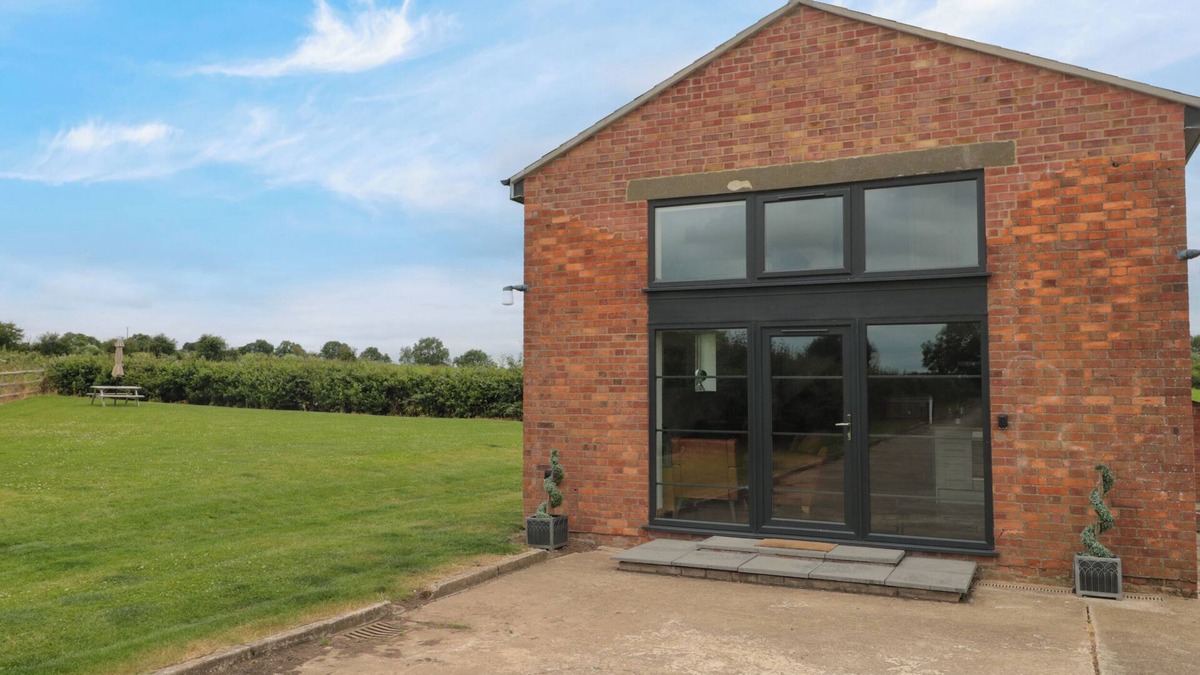 Middlezoy Cottage | THE OLD AMBULANCE HOUSE, pet friendly, with a garden in Middlezoy