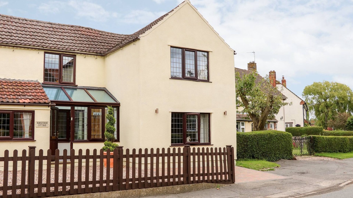 Horncastle Cottage | THE OLD BAKER'S SHOP, pet friendly, with a garden in Horncastle