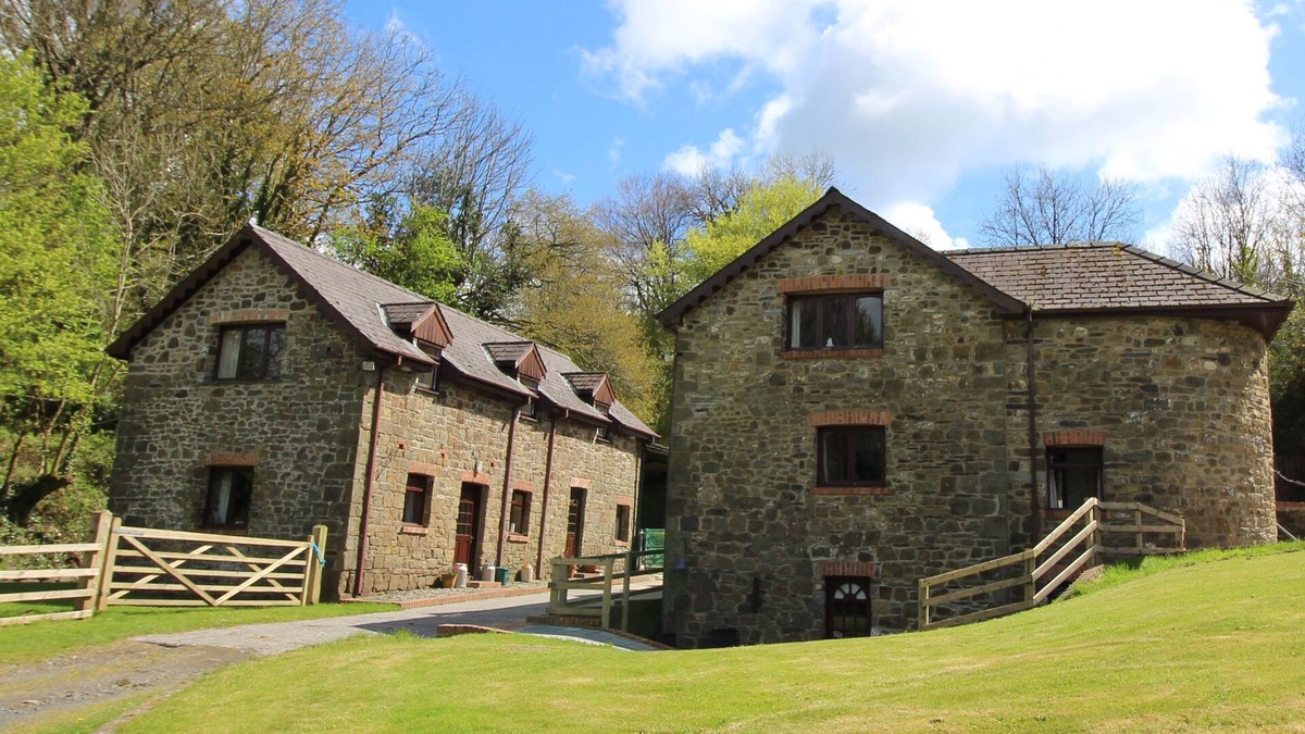 Whitland Cottage | The Old Barn - Sleeps 4 Adults, 2 Children (+ 1 Infant.) Surrounded by over 450 acres of Organic far
