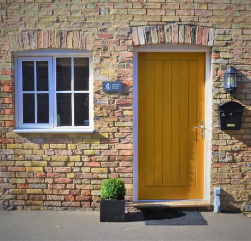 St Ives House | The Old Bottle Store - 2 Double Bedrooms, 2 Bathrooms, St Ives, Cambridgeshire