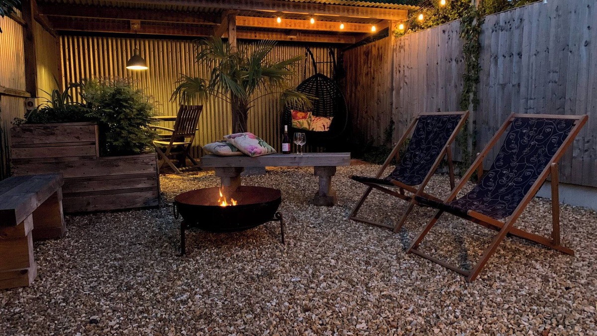 Ningwood Cottage | THE OLD BREWHOUSE & PIGGERY, romantic, with a garden in Shalfleet