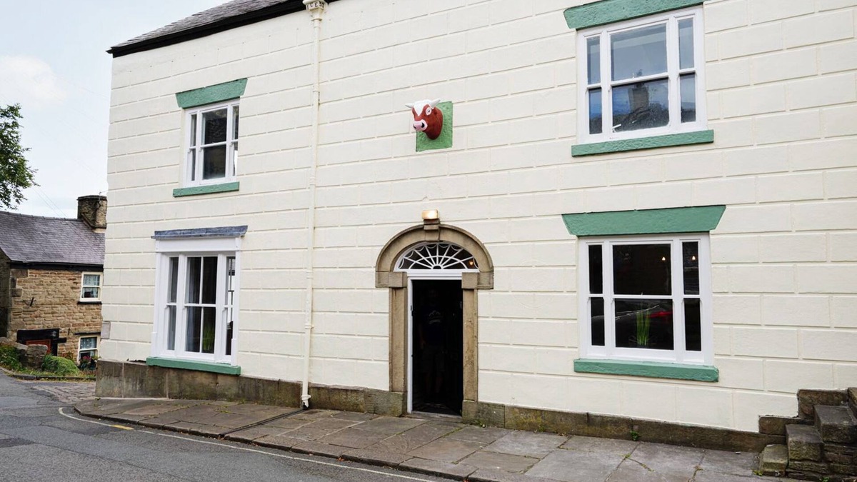 Chapel en le Frith House | THE OLD BULLS HEAD, pet friendly, with hot tub in Chapel-En-Le-Frith