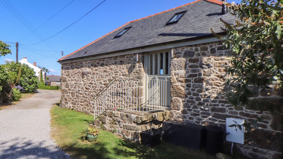 Helford Passage Cottage | THE OLD BYRE, pet friendly, luxury holiday cottage in Mawnan Smith