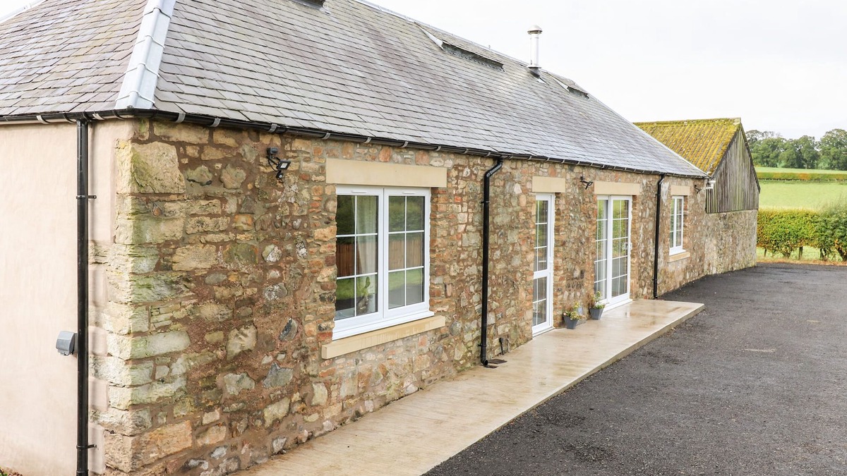 Jedburgh House | THE OLD BYRE, pet friendly, with open fire in Jedburgh