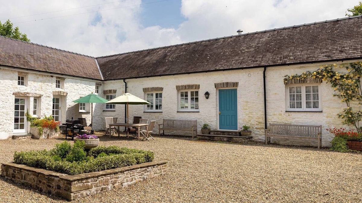 Llandefeilog House | THE OLD CARRIAGE COURT, pet friendly, with open fire in Kidwelly