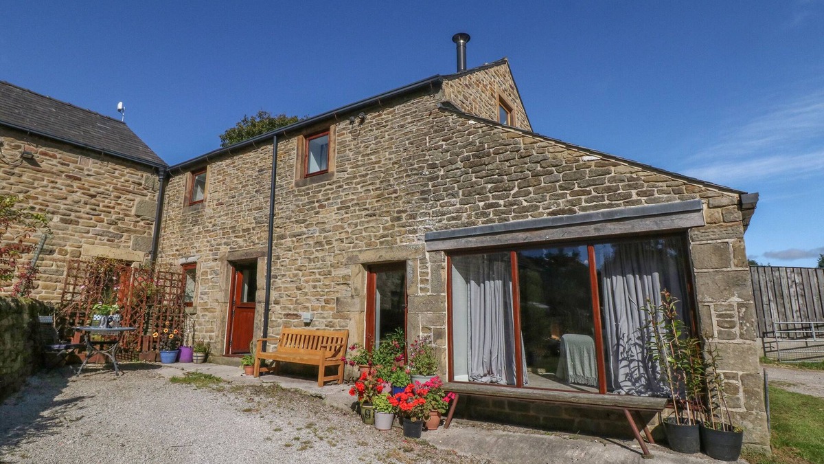 Peak District National Park Cottage | THE OLD CART HOUSE, family friendly, with open fire in Edale