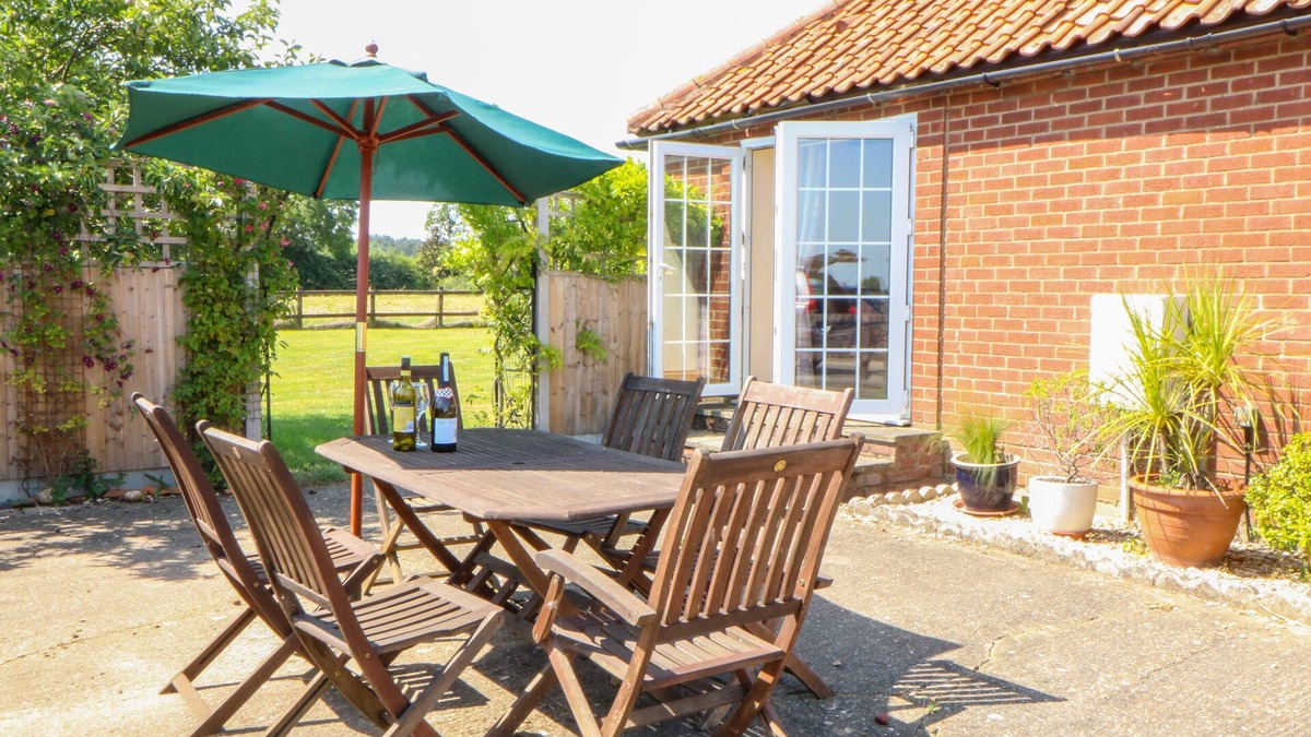 Dereham Cottage | THE OLD CART SHED, pet friendly, with open fire in Brisley
