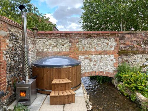 South Creake House | The Old Chequers - Hot tub & Games room