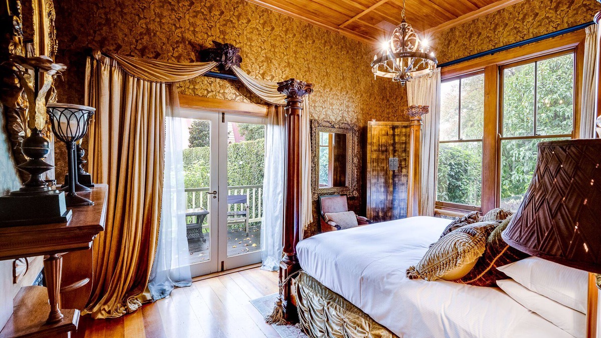 Meeanee House | The Old Church Villa - Napier Holiday Home