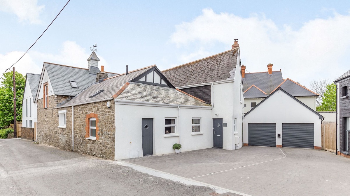 Braunton Cottage | THE OLD COACH HOUSE, family friendly, with hot tub in Braunton