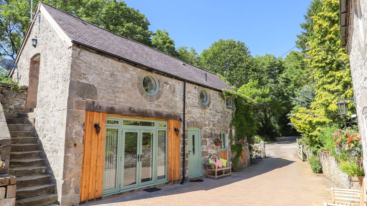 Mold Cottage | THE OLD COACH HOUSE, family friendly in Llanarmon-Yn-Ial