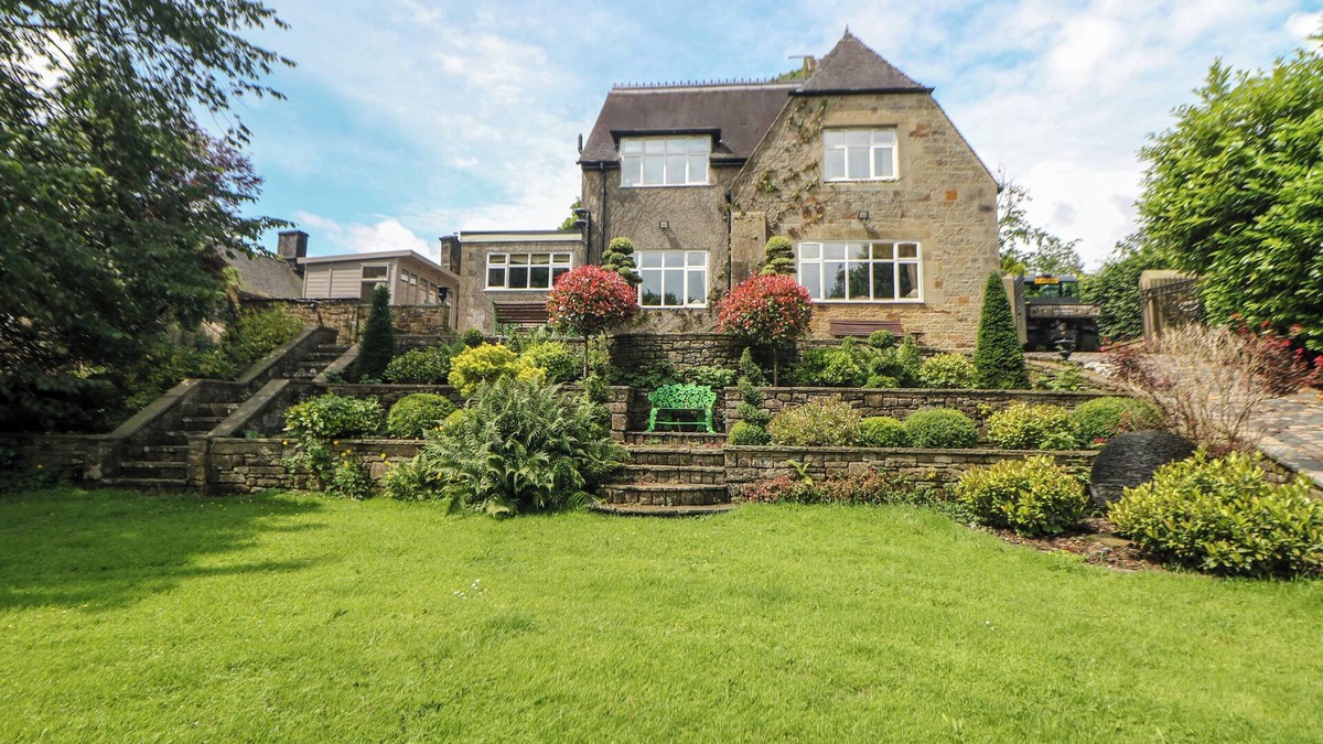 Sheen Cottage | THE OLD COACH HOUSE, pet friendly, with a garden in Hartington