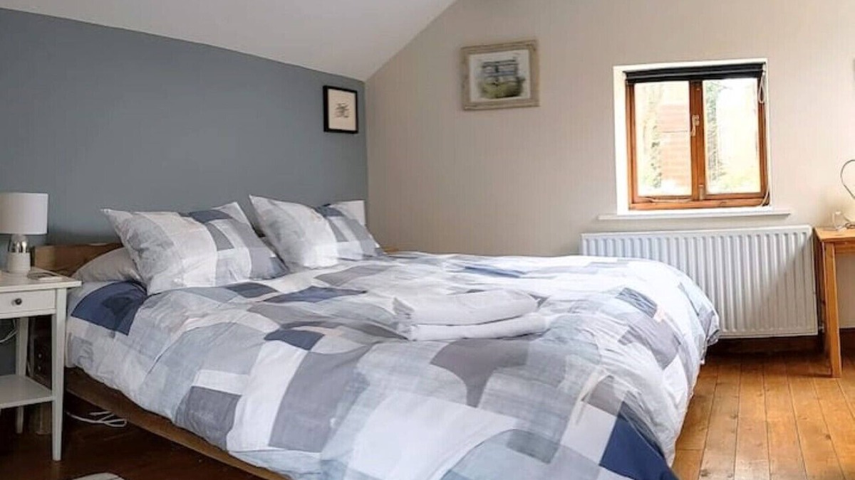 Sheffield House | The Old Coach House. Quiet. Private. Historic. Off street parking. 5*.