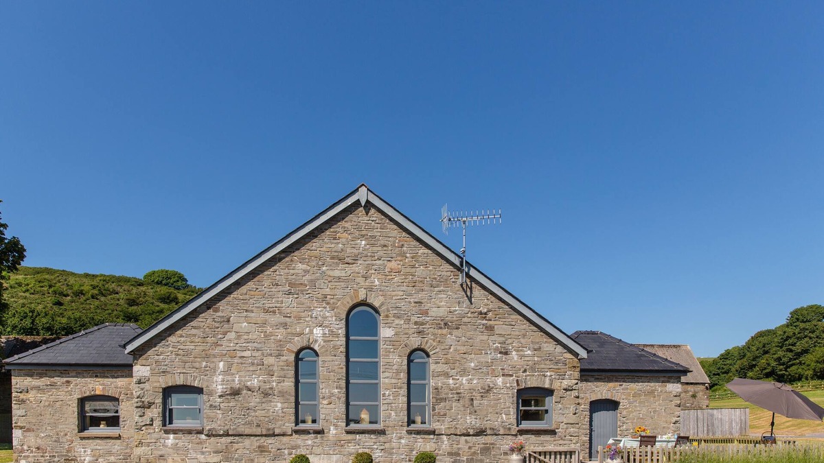 Kidwelly Apartment | The Old Cow Shed (sleeps 16)