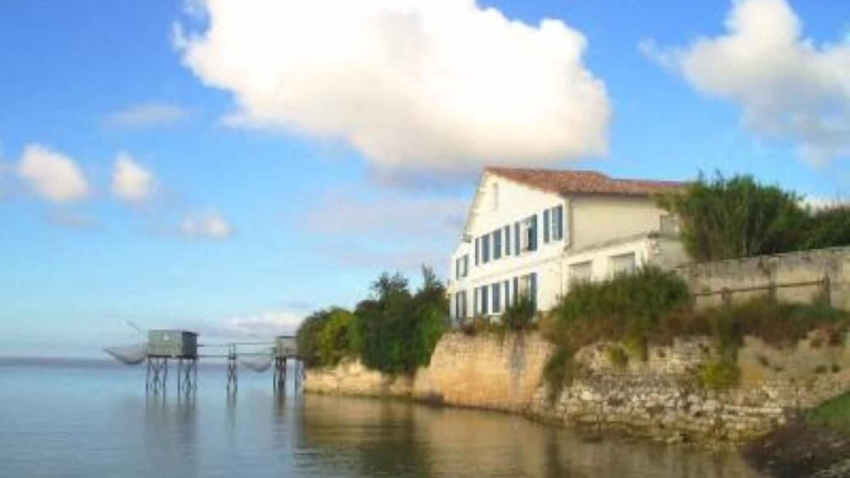 Talmont-sur-Gironde Apartment | The Old Customs House