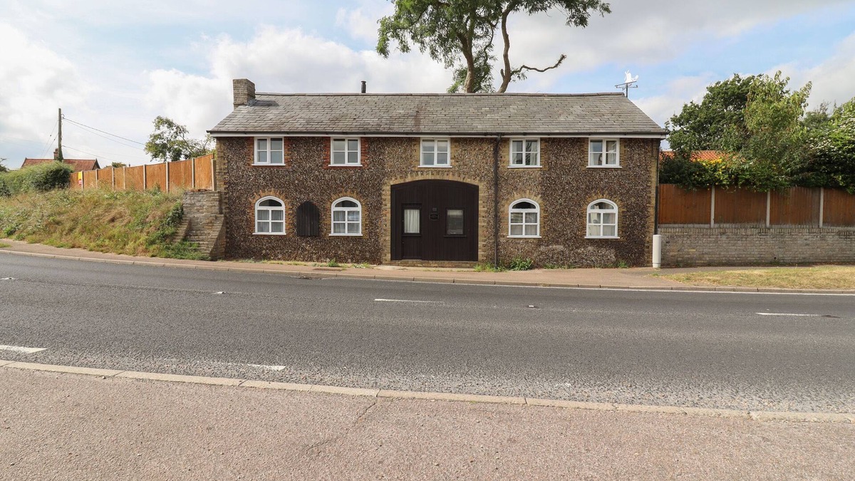 Blythburgh Cottage | THE OLD CUSTOM HOUSE, pet friendly, with open fire in Wangford
