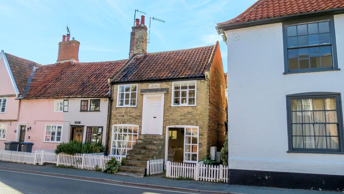 Aldeburgh Apartment | The Old Custom House - sleeps 2 guests in 1 bedroom