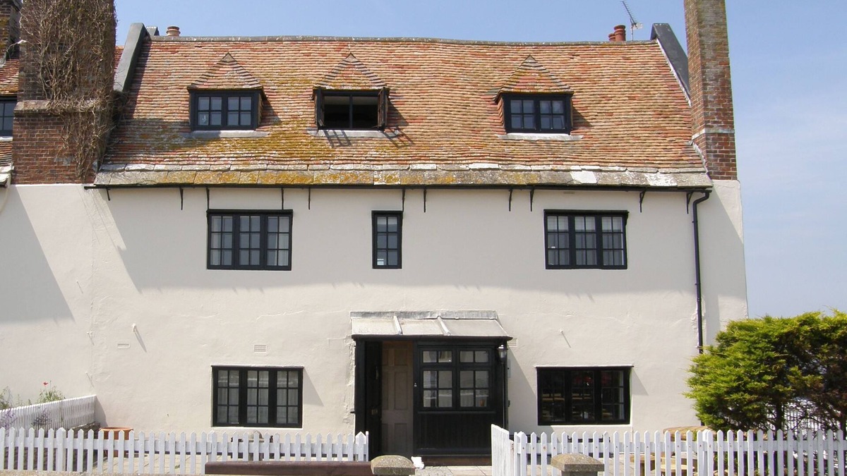 Mudeford Cottage | 'The Old Customs House', character cottage on Mudeford Quay