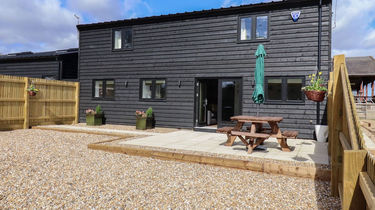 Adisham Cottage | THE OLD DAIRY, pet friendly, country holiday cottage in Wingham