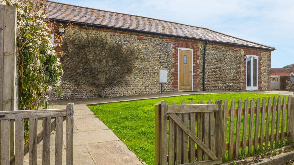 Patching Cottage | THE OLD DAIRY, pet friendly, character holiday cottage in Angmering