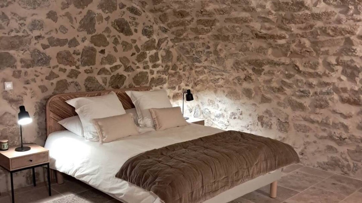 Jouques Apartment | “The Old Disco” Suite
