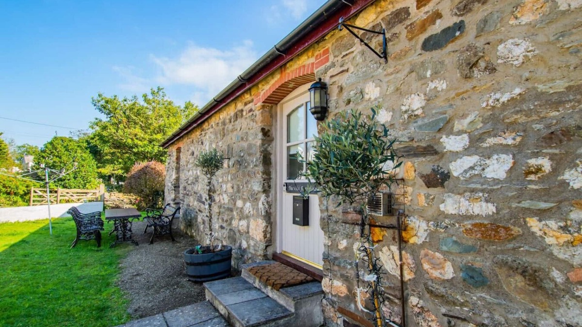 New Moat House | The Old Farmhouse · Cosy Farm Conversion In The Heart Of Pembrokeshire