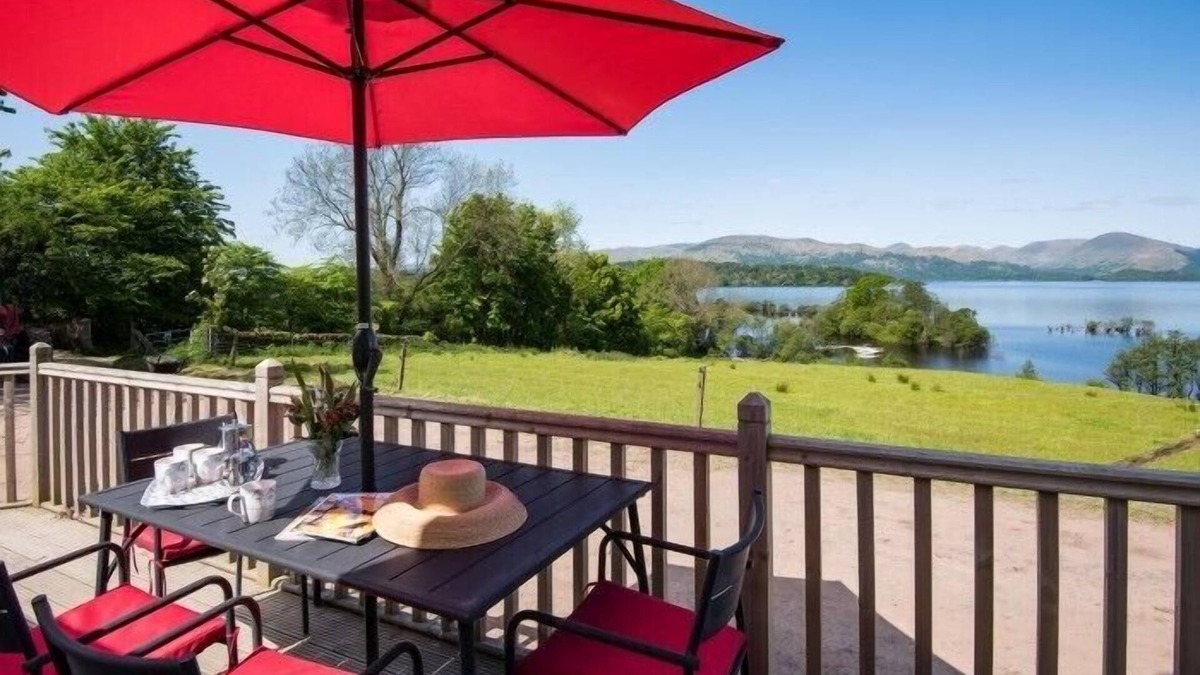 Alexandria Cottage | THE OLD FARMHOUSE, family friendly, with open fire in Balloch