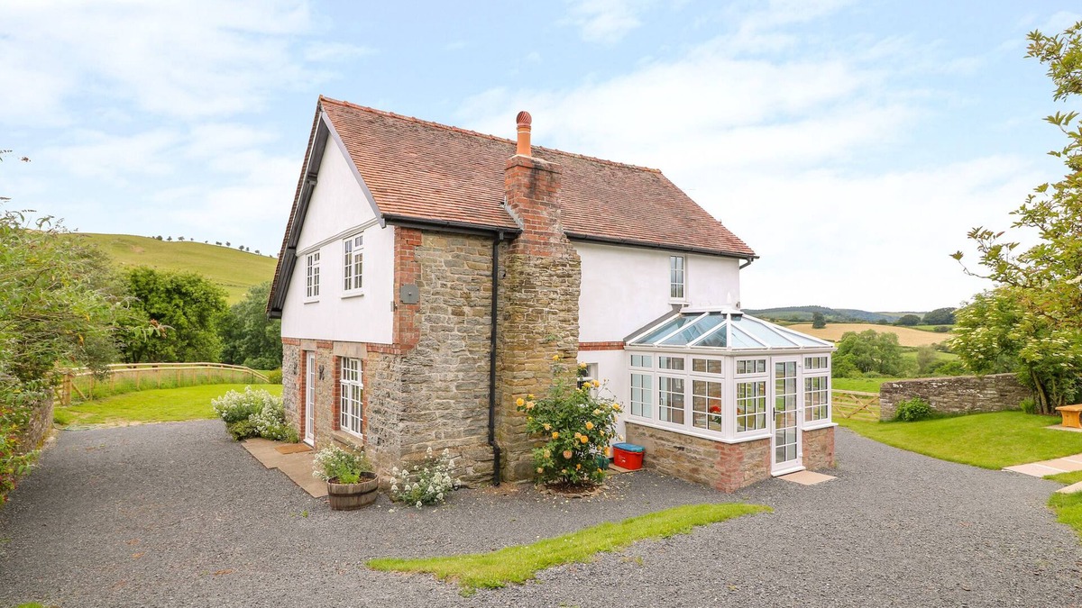 Milebrook Cottage | THE OLD FARMHOUSE, UPPER PITTS, pet friendly in Knighton