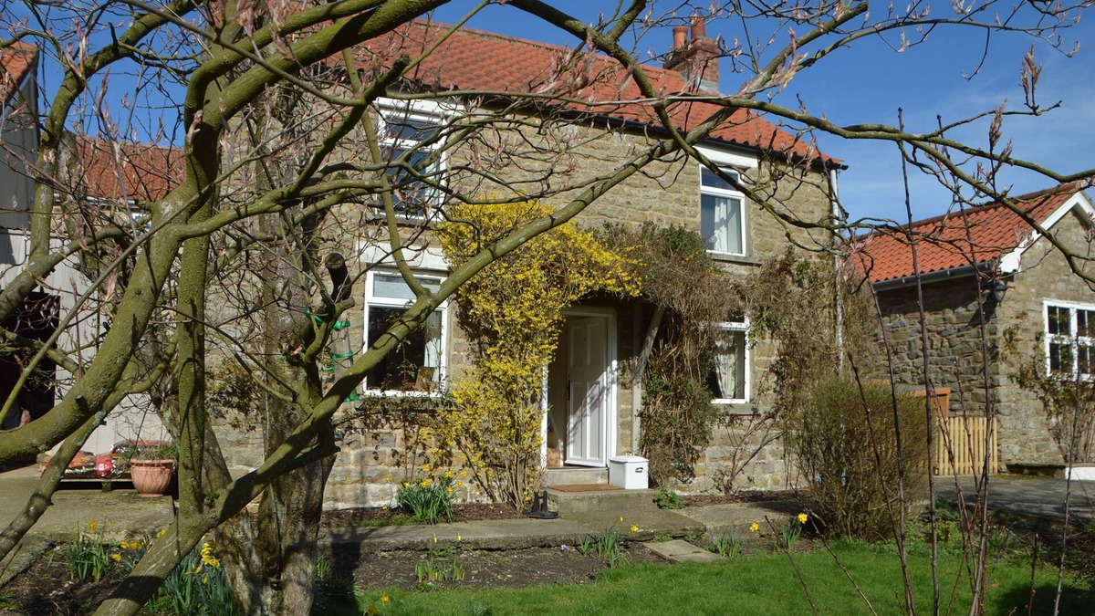 Pickering Cottage | The Old Farmhousen3 bed det cottage Hot Tub, Dog/cat friendly onsite fishing