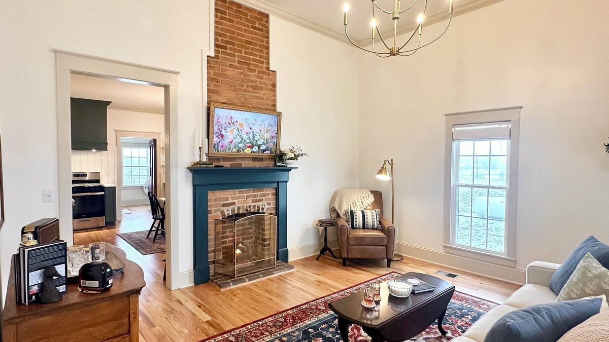 Port Royal House | The Old Fashioned Farmhouse- Kentucky Bourbon Trail 3 bed 2 bath Farm Getaway