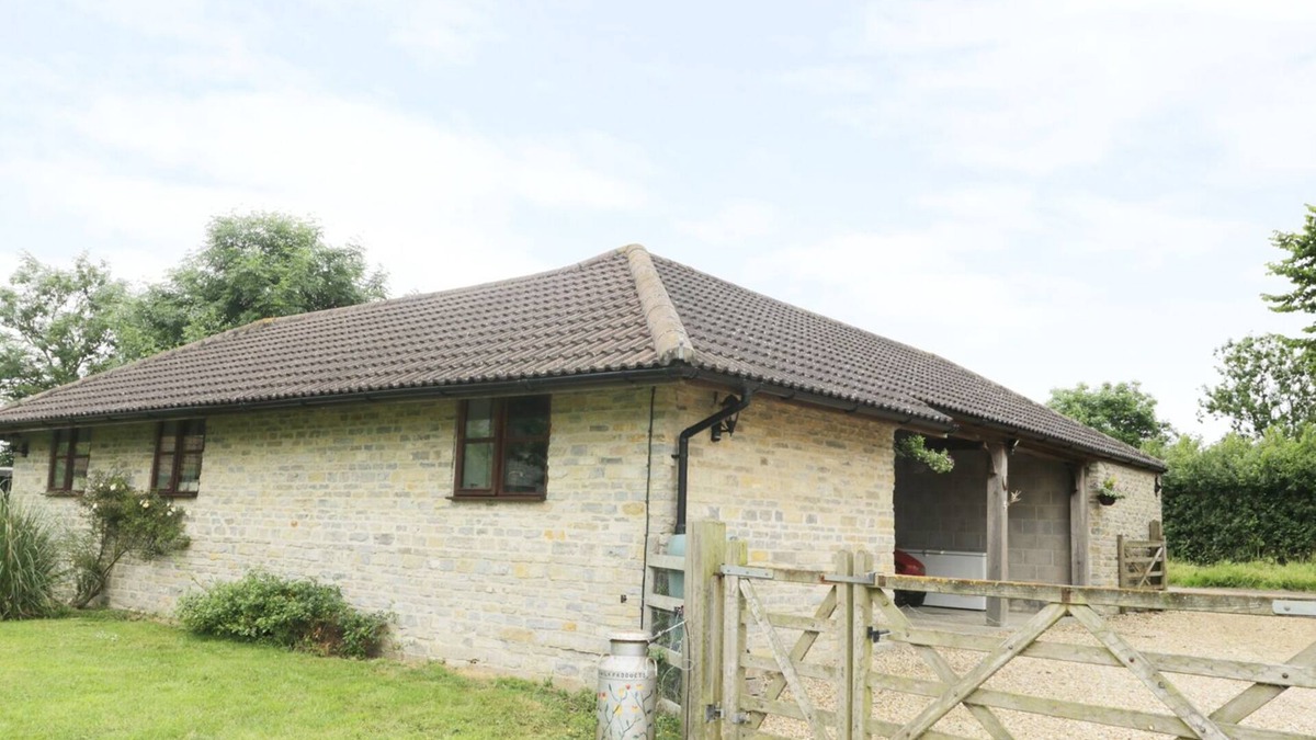 Somerton Cottage | THE OLD GOAT BARN AT TROUT COTTAGE, pet friendly in Somerton